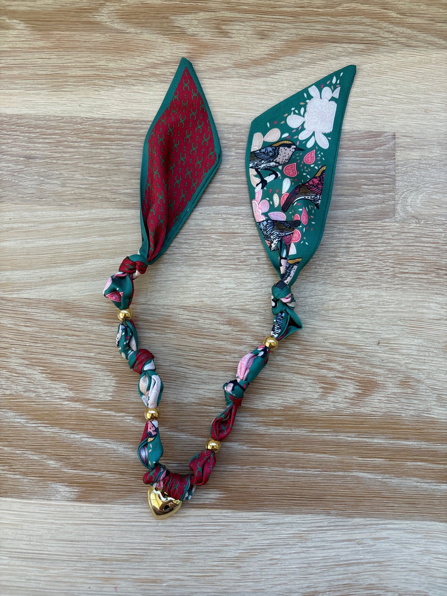 1 Scarf jewelry (green and red birds)