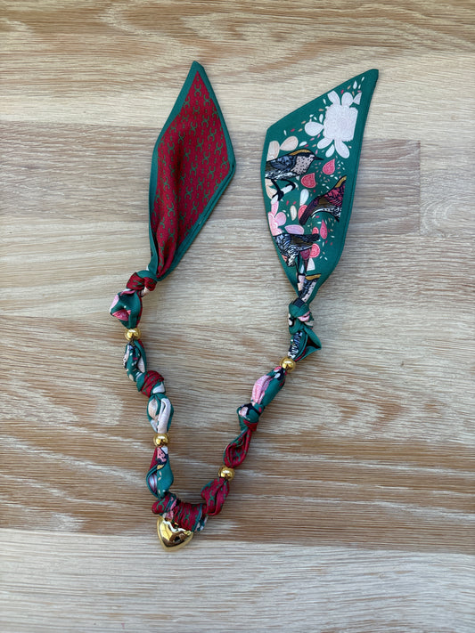 1 Scarf jewelry (green and red birds)
