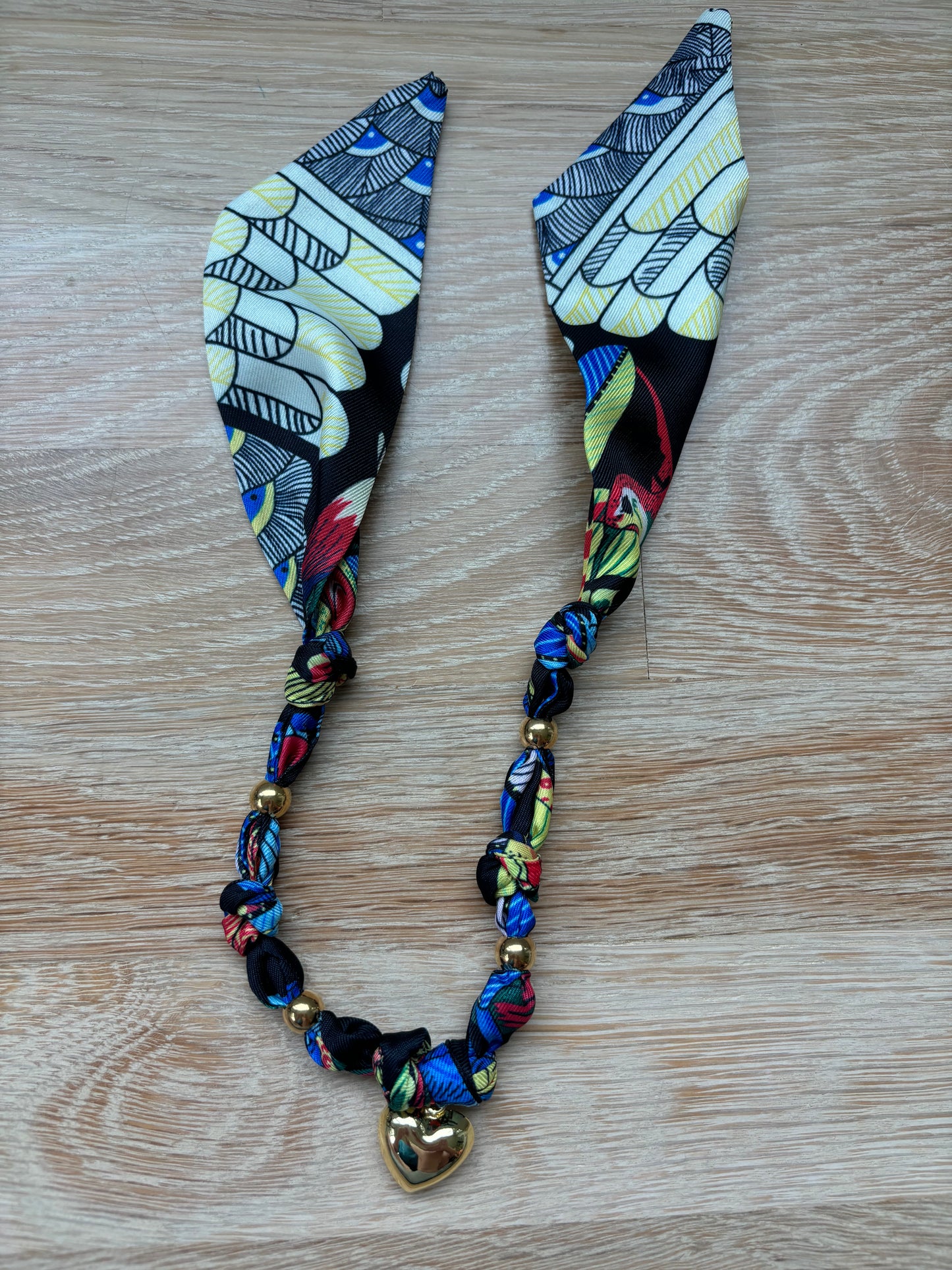 1 Scarf jewelry (black, yellow, red, blue)