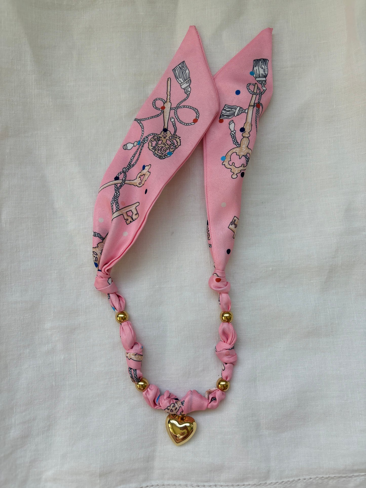 1 Scarf necklace/bracelet (light pink with keys)